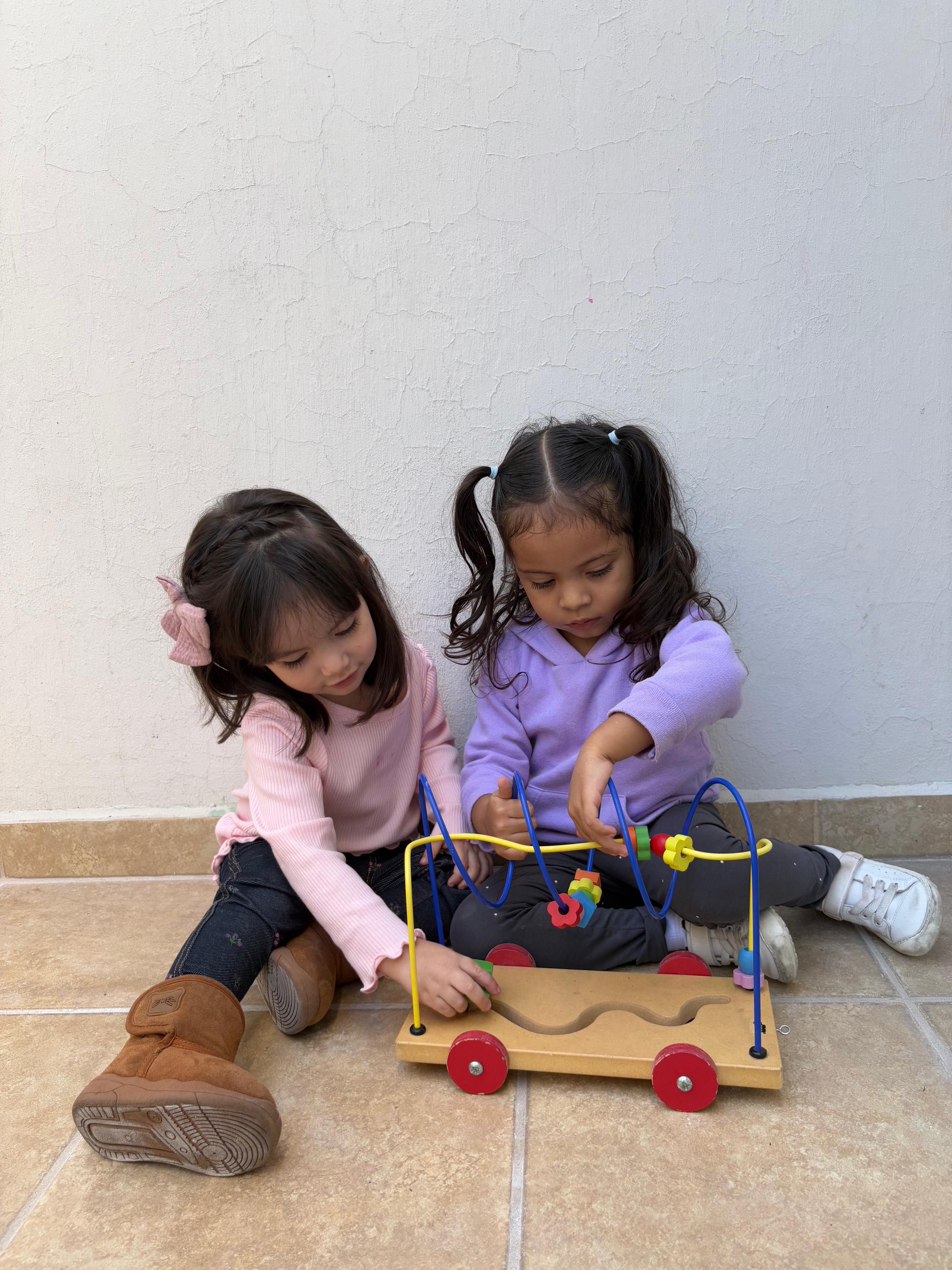 Niños y niñas jugando